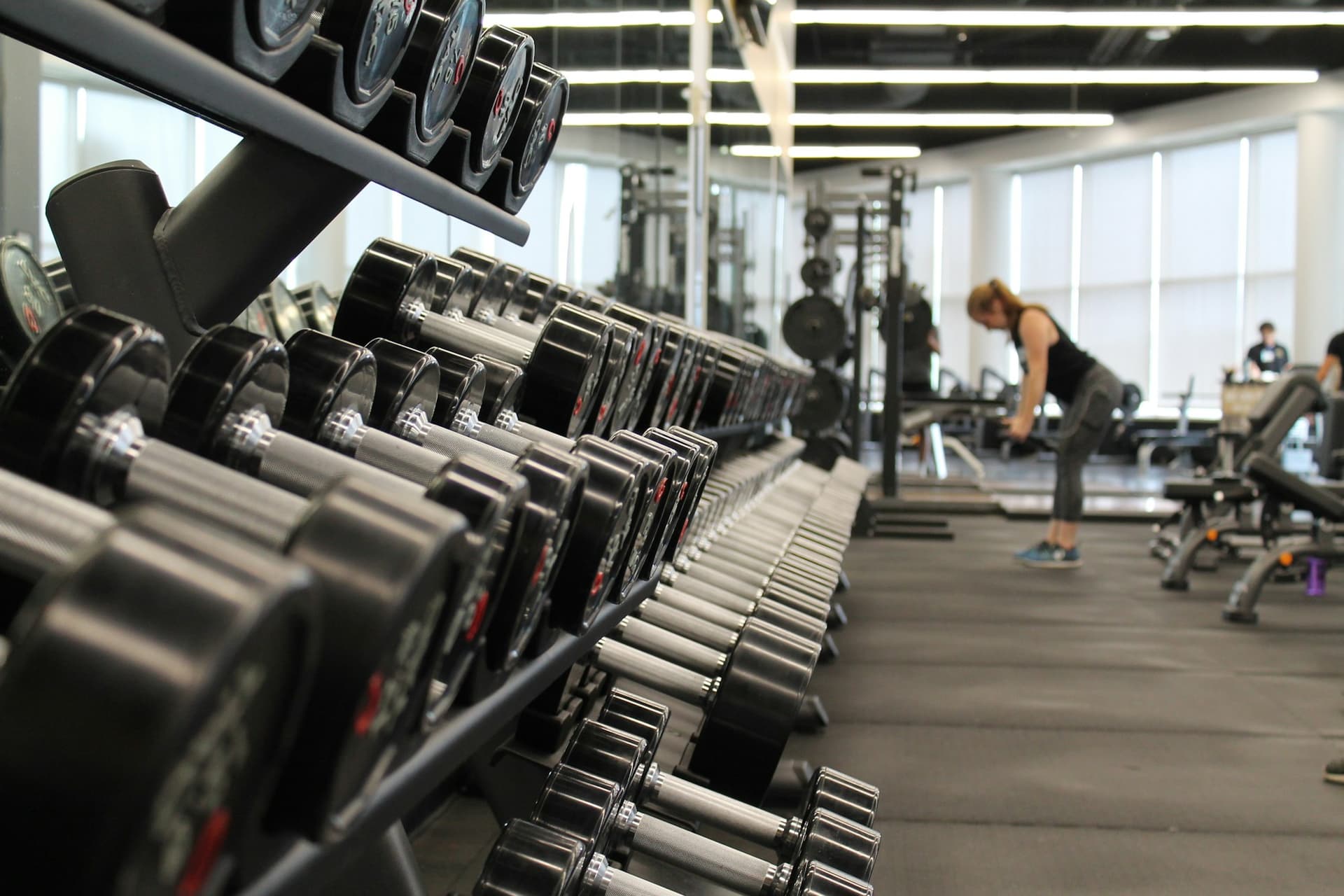 Athlète en plein effort lors d’une séance de musculation